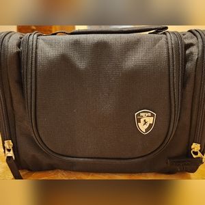 Heys Mens Large Shaving/Travel Bag with hanger for closet storage